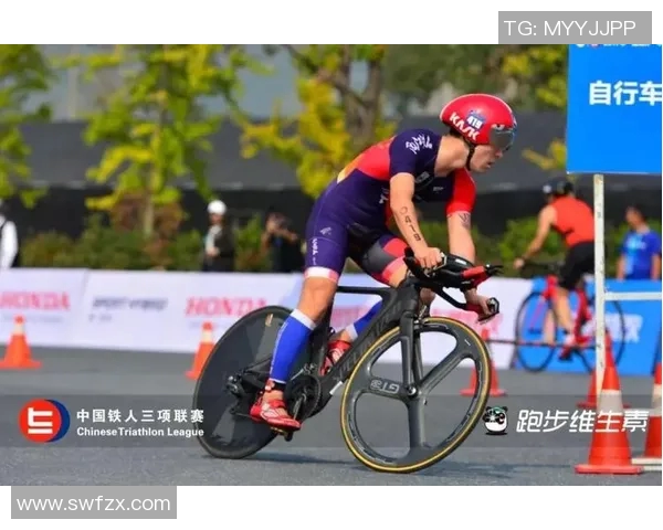 足球场上的逆境与坚持感人故事揭示明星背后的奋斗与温暖